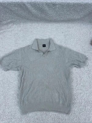Hugo boss tröja  - Snygg Hugo boss tröja, skrynklig för den behöver strykas! Använd 3 gånger, nyköpt för över 900 kr. Ställ frågor om du har några 