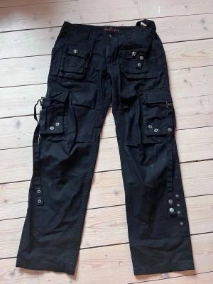 Bondage Byxor Punk - Sitter väldigt snyggt med dödskalle detaljer