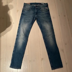 Replay anbass - Däljer nu dem här jeansen som är från Replay modellen heter Anbass och sitter slim fit. Köpte dem här på plick. Men köpta från jeansbolaget från början 
