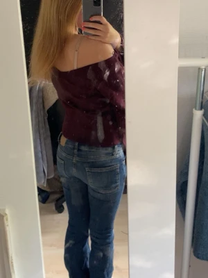 Vinröd tröja  - Rödvin tröja från Gina som går att ha lite off shoulder om man vill eller vanligt men en v ringning där bak