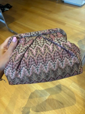 Becksödergaard väska - Den populära becksödergaard väskan i rosa!! Den har två små små rosa fläckar som smälter in och ej syns, finns på bilderna. Annars är väskan i ett väldigt bra skick och använd endast några få gånger. Köpt för 749kr.