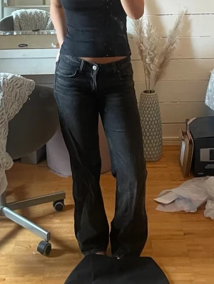 Jeans zara - Mid/low waist jeans från Zara i storlek 32