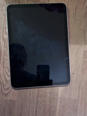 iPad Air 5th gen(2022) säljes obs låst till iCloud  - Hej ! Säljer min sambos iPad Air som han inte har någon användning för , den är dessvärre låst till hans gamla iCloud konto som vi ej lyckats låsa upp. Den är i nyskick och 64gb. 