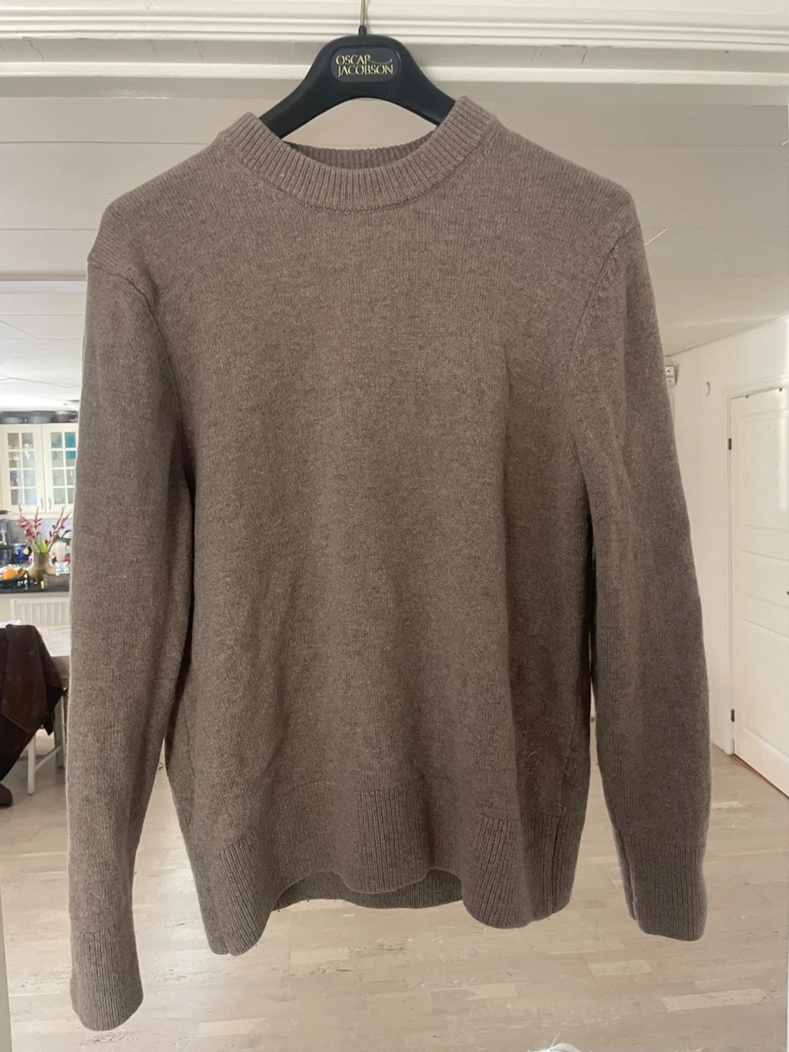 Beige stickad tröja med rund hals
