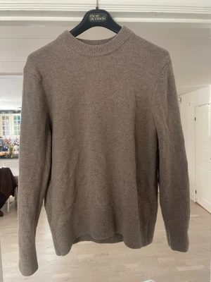 Beige stickad tröja med rund hals - Stickad 100%ull tröja från HM i M
