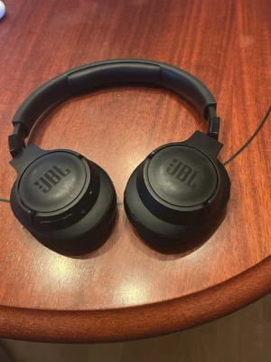 JBL Tune 730BT svarta hörlurar - Säljer dessa JBL hörlurar då de inte kommer till användning, inga skador eller så, nypris 600 och upp pris kan diskuteras 