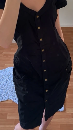 Svart jeans klänning - Sååå snygg jeans klänning med fickor där bak. Endast testats. 🌸 