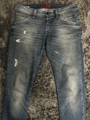 Jack & Jones jeans | Slim glenn - Säljer nu dessa Jack & Jones jeans, storlek W33 L34 | modellen är 185 cm och väger ca 75 kg och de sitter bra, fint skick utan defekter