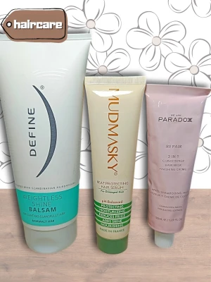 Hårvårdsprodukter fr. Define, Mudmasky & Paradox - Paket med tre hårvårdsprodukter: Define Weightless Shine Balsam i vit och turkos tub, Mudmasky Heat Protecting Hair Serum i beige och grön tub samt Paradox Repair 3 in 1 Conditioner i ljusrosa tub. Perfekt för dig som vill boosta håret med glans, skydd och näring.