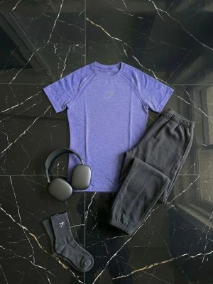 Lila devant seamless t-shirt från Gymshark - Säljer en lila devant seamless t-shirt i slim fit-modell från Gymshark. T-shirten har korta ärmar och är tillverkad i ett mjukt och stretchigt material som passar perfekt till träning. Enkel och stilren design med diskret logga på bröstet. Perfekt för dig som vill se extra stilren ut under träningen. Säljs då den är för stor. Pris kan diskuteras vid snabb affär! 