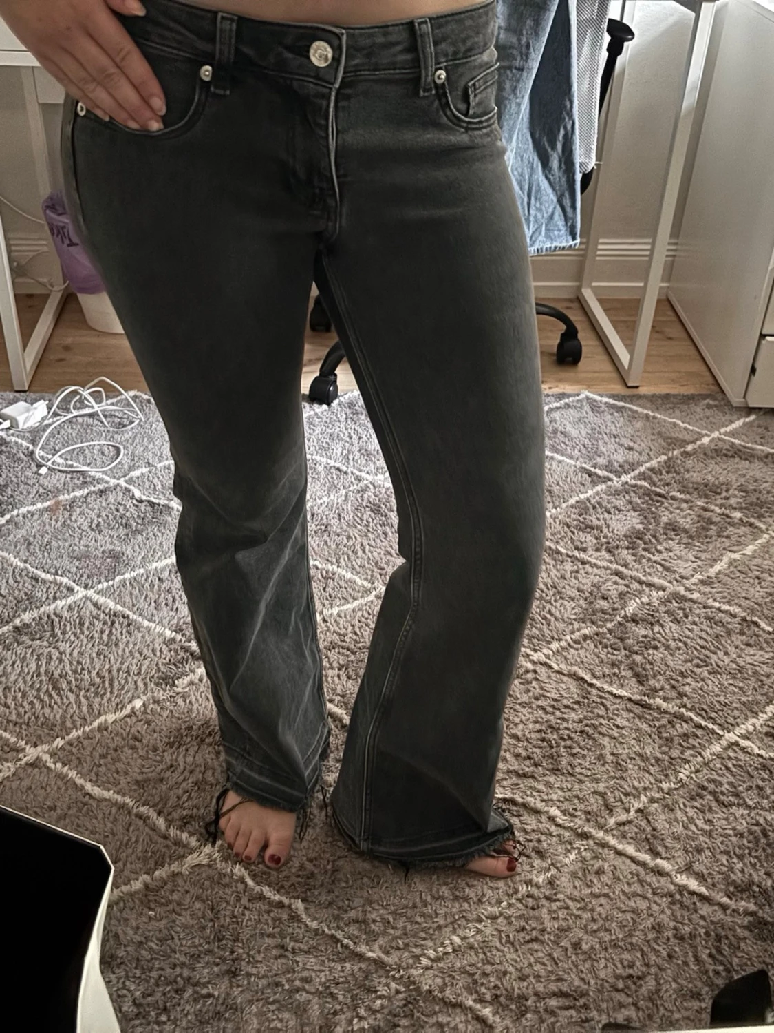 Svarta bootcut jeans med rå kant - 2