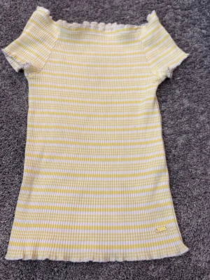 Fin T-shirt  - Köparen står för frakt. Säljer en fin ljusgul T-shirt från Hampton Republic med vita ränder. Enkel och fin modell som passar till det mesta! 💛🤍✨ ✨ Märke: Hampton Republic ✨ Färg: Ljusgul med vita ränder ✨ Storlek: 134/140 ✨ Skick: Fint använt skick. Hör gärna av dig om du har frågor eller vill ha fler bilder! 💕