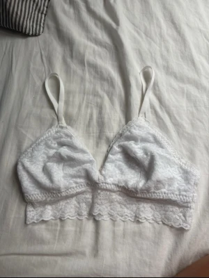 Vit spetsbralette med smala band - Super söt spets Bh/topp utan någon bygel. Säljer då den ej används. Kolla gärna in min profil för billiga kläder och bundle-rabatter!💕💕