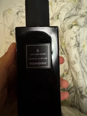 Yves Saint Laurent 6 Place Saint Sulpice - Helt oanvänd Exklusiv parfym från Yves Saint Laurent, 6 Place Saint Sulpice utan box. Originalpris: 3 900 kr 