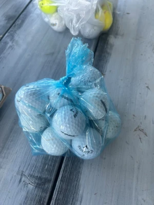 Golfbollar Callaway - Säljer 13  vita golfbollar från Callaway. Perfekt för dig som vill fylla på golfutrustningen med flera bollar..