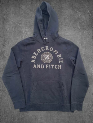 Vintage Abercrombie And Fitch hoodie - Blå - Vintage Abercrombie And Fitch hoodie - Blå  Storlek: M Skick: Bra Hör gärna av dig om du har några frågor, vill ha mått eller fler bilder!