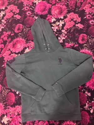 Grön USPA hoodie i fint skick - Den är skön o stilig, jättebra skick o har använts runt 8-10 gånger!                                                                   Köptes för 700kr o säljer för endast 200kr!