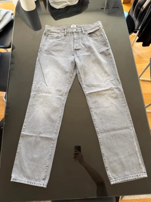 Lager 157 jeans  - Snygga grå jeans med rak passform och fem fickor. Jeansen har en klassisk look med normal midja och dragkedja. Perfekta till en avslappnad stil och passar till det mesta. Materialet är denim i bomull.