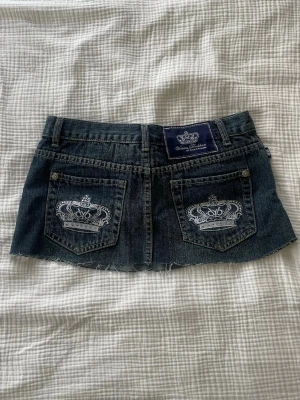 Victoria Beckham mini kjol - Väldigt (!) kort blå mini kjol från rock republic, Victoria Beckham. Köpt second hand i nyskick men aldrig avkänd. Säljer då den är för liten för mig💞 Storlek xs/s