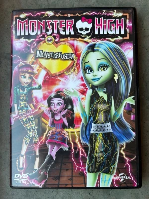 Monster high: monsterfusion DVD - DVD-film med Monster High: Monster Fusion. Filmen har svenskt tal och text. Speltid 1 timme 7 minuter.  Finns på språk: Svenska, Danska, Norska, Finska, Engelska, Spanska, Hindi   OBS!! skivorna är begagnade så det kan förekomma repor/hairlines på skivorna, men då jag kollar igenom alla filmer jag säljer garanterar jag att alla funkar felfritt om inget annat står! :)
