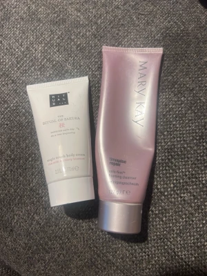 Hudvårdsprodukter Rituals & Mary Kay - Säljer två hudvårdsprodukter: Rituals The Ritual of Sakura body cream i vit tub med rosa detaljer och Mary Kay Timewise Repair Volu-Firm Foaming Cleanser i en ljusrosa tub. Perfekt för dig som vill ta hand om huden med lyxiga produkter.