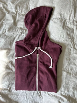 Pier One Hodie - Kolla in denna hoodie i vinrött. Super snygg och sitter väldigt bra på kroppen. Köpt ifrån pier one, inga defekter. Skriv vid funderingar, vi hörs!