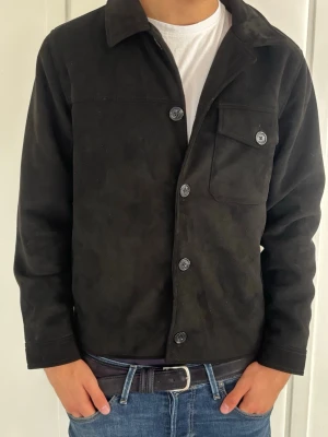 Mark Vegan Suede Mocka jacka - Mycket fräsch och oanvänd mocka jacka från Mark Vegan Suede, perfekt till skolstarten. Säljes då den inte kommer till användning. Storlek M.                                                                           