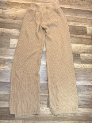 Beige Stickade Byxor | Mysbyxor | Knit Pants | Höst & Vinter - Såå fina och otroligt mysiga stickade byxor från SHEIN 🤎 Perfekta för hösten och vintern när man vill vara både varm, bekväm och snygg! Den mjuka stickade designen och den fina beige färgen ger en riktigt mysig och stilren look.  Byxorna har en avslappnad modell med resår i midjan och är superenkla att matcha med en stickad tröja, hoodie, topp eller kofta. Perfekta för mysiga hemmadagar, skolan, ärenden eller en avslappnad höst/vinter-outfit.  ✨ HELT OANVÄNDA – aldrig använda! 📌 Märke: SHEIN 📌 S