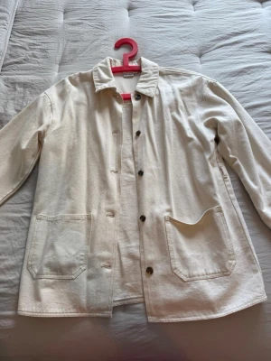 Beige jeansjacka från Vero Moda - Beige jeansjacka från Veromoda. Perfekt till hösten. Använd endast en gång.