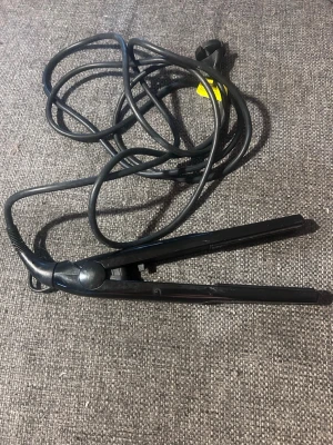 Svart plattång från OBH Nordica - En svart plattång från OBH Nordica med lång sladd och enkel on/off-knapp. Perfekt för att styla håret snabbt och smidigt. Slank design som gör den lätt att använda och ta med sig.
