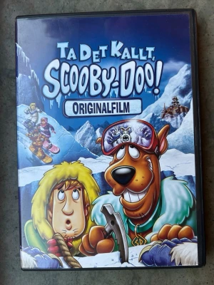 Ta det kallt, Scooby doo! DVD - DVD-film med "Ta Det Kallt, Scooby-Doo! Originalfilm". Speltid 69 minuter. Textning: Svenska, Danska, Norska, Finska, Engelska.  Finns på språk: Svenska, Danska, Norska, Engelska   OBS!! skivorna är begagnade så det kan förekomma repor/hairlines på skivorna, men då jag kollar igenom alla filmer jag säljer garanterar jag att alla funkar felfritt om inget annat står! :)