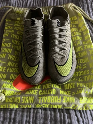 Nike Mercurial elite  - Säljer ett par Nike Mercurial fotbollsskor i gult med stora neongula swoosh-loggor. Skorna är i bra skick men använts en del men har definitivt mycket mer att ge. Skriv vid funderingar och priset är ej hugget i sten och kan även rabbateras vid flera köp och snabb affär!