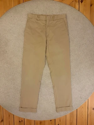 Ralph Lauran Chinls - Säljer dessa Polo Ralph Lauren chinos. De är i mycket bra skick utan några defekter. Byxorna är i storlek W30 L32. Tveka inte på att höra av dig vid frågor eller funderingar.