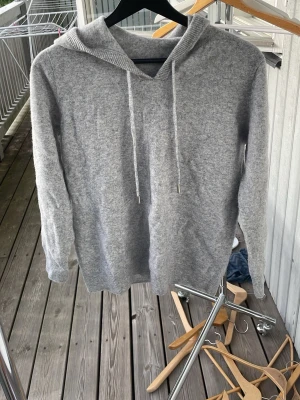 Ljusgrå merinoull hoodie - Säljer denna feta ljusgråa merinoull hoodien, perfekt inför hösten : storlek S