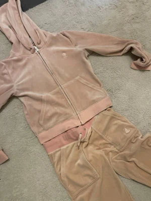 Rosa juicy couture set  - Dem är inte smutsiga det är pågrund av ljuset på bilden, och byxorna och tröjan är samma färg men även det syns inte pågrund av ljuset🩷