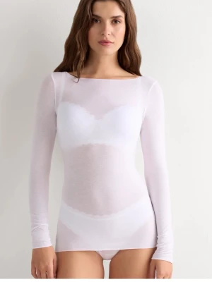 Vit intimissimi - Säljer denna vit intimissimi tröja som är super skön och är lätt att styla till allt! Den är dock insydd vid sidorna med det syns knappt den ända som har gjorts är att den sitter tightare 