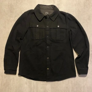 Svart APC overshirt  - Jag Säljer en fet jacka från APC | skicket på overshirten är bra 7/10  | storlek s| ny pris 3000: mitt pris är 499 | skriv vid frågor och funderingar  