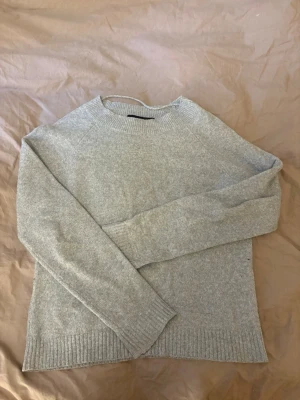 vero moda tröja - grå veromoda tröja🩷