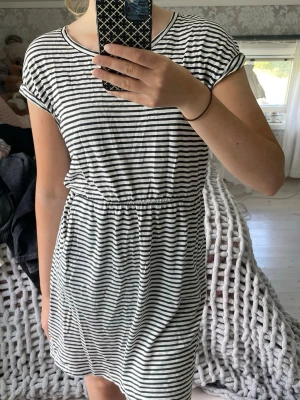 Randig klänning  - Säljer en randig klänning från H&M. Klänningen har korta ärmar, rund halsringning och resår i midjan för en bekväm passform. 