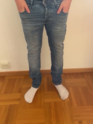Ljusblå slim jeans med normal passform - Säljer ett par riktigt snygga och fräscha ljusblå jeans från Jack & Jones i mycket bra skick! Supersköna jeans i mjuk bomull med lite stretch för perfekt passform och komfort hela dagen. En stilren basmodell som passar till allt i garderoben, oavsett om du ska till skolan, jobbet eller ut på stan.  * Märke: Jack & Jones  * Storlek: W30  * Skick: Mycket bra skick  * Pris: 350 kr Säkra ett riktigt bra par märkesjeans till ett bra pris! Skicka ett meddelande vid intresse eller köp direkt via appen.