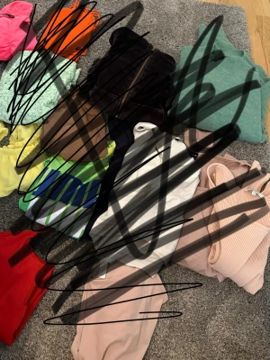 MYSTERYBAG - MYSTERY BAG. Köparen står för frakt. Säljer en mysig mystery bag med 13 fina plagg från olika märken! 🤍✨ Blandade kläder i storlek S och M, perfekt för dig som gillar att få en överraskning och upptäcka nya favoriter! 🛍️💕 ✨ Mystery bag: 13 plagg ✨ Storlekar: S & M ✨ Märken: Olika märken ✨ Stil: Blandat ✨ Skick: Fint använt skick Hör gärna av dig om du har frågor! 💕