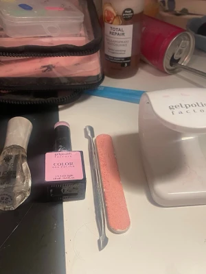 Nagelkit med gelpolish och UV-lampa - Komplett nagelkit med gelpolish i ljusrosa, genomskinligt topplack, UV/LED-lampa, metallisk nagelbandspusher och rosa nagelfil. Perfekt för att fixa snygga gelnaglar hemma. Allt du behöver för en proffsig manikyr.