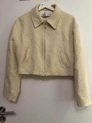 Beige croppad jacka från Zara -  jacka från Zara i beige. Jackan är i storlek m, den använd men i gott skick