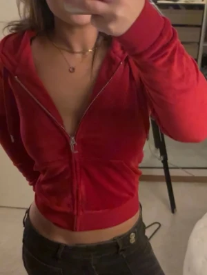 Juicy Couture set - Säljer ett par röda mjukis byxor från juicy couture ( är i strl xs) och en matchade kofta som är i strl S