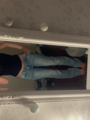Låg midjade jeans - Uppsydda för mig som är 157 cm kan va något pytte litet skadad innanför byx kanten längst ner men det är knappt någon riva alls kanske litet tyg som gått up