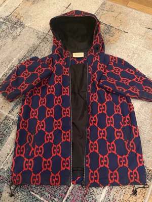 Exklusive summer-drop Gucci vindjacka - Säljer denna exklusiva Gucci vindjackan. Orginal draget till dragkedjan är borttappad så den går ej att stänga. Men ska försöka fixa ett nytt. Pris kan också diskuteras såklart 
