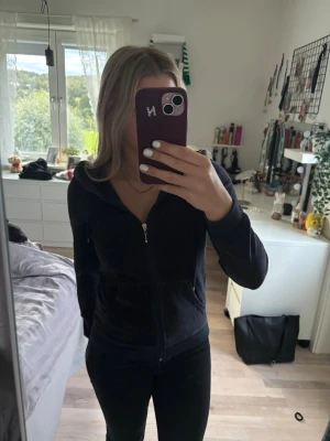 Mörkblå velour hoodie med dragkedja - Mysig mörkblå hoodie i velourmaterial med dragkedja framtill och fickor på sidorna. Tröjan har huva och ribbade muddar vid ärmslut och nederkant 💞