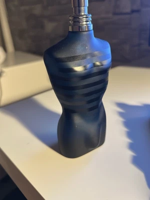 JPG Le Male Ultra male 125ml -  Säljer min JPG le male ultra male, ungefär 90ml kvar då jag använt den lite men fortfarande en hel del kvar! Pris kan diskuteras vid snabb affär 👍Säljer den då jag har köpt en annan parfym inför vintern och kände då att jag inte hade användning av denna. Hör av er vid minsta fundering! 😊