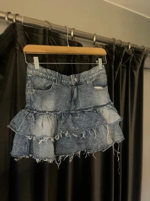 Jeanskjol från Gina tricot  -  Jag säljer en blå jeanskjol med volang från Gina tricot young i storlek 158❣️ Nypris 300kr Mycket bra skick