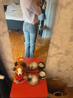 Gråa lågmidjade jeans - Gråa jenas från Gina young storlek 170, passar xs/s. Lågmidja och är utsvängda. Fint skick utan defekter. 